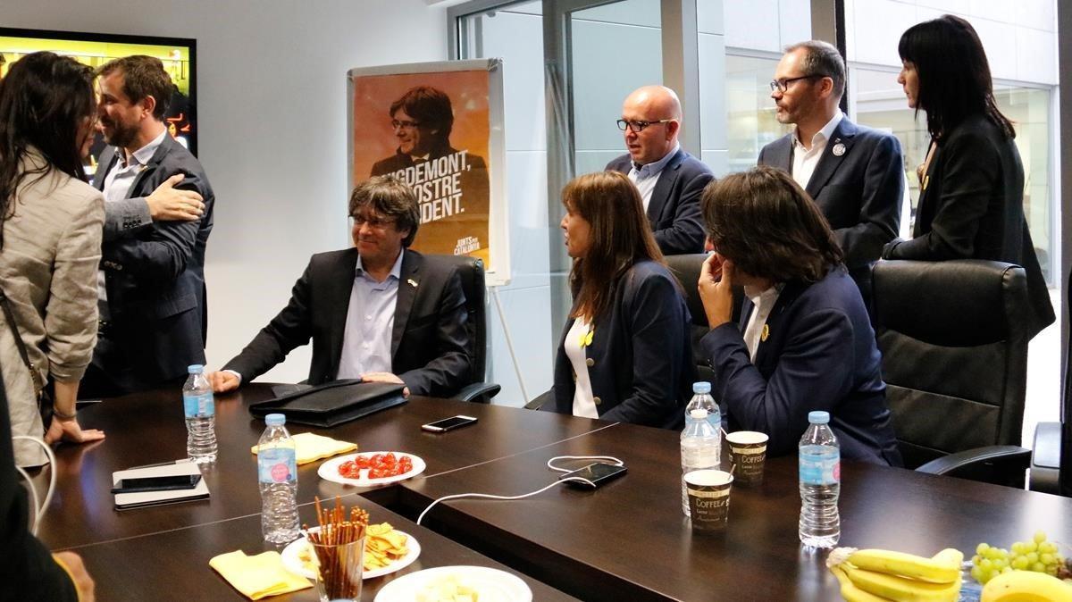 Carles Puigdemont y su equipo siguiendo la noche electoral desde el Press Club de Bruselas.