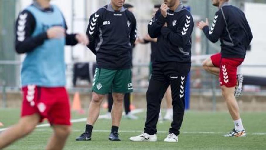 Kiko Ramírez observa a sus futbolistas durante un entrenamiento.