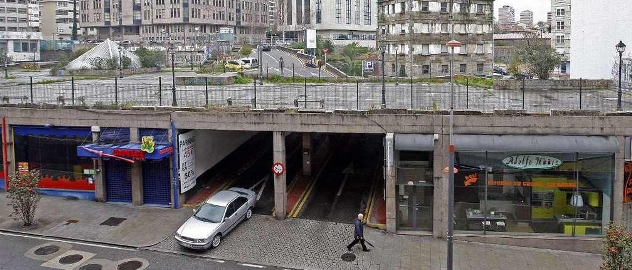Exterior del aparcamiento operado por Isolux Corsán en la calle Coruña. // Marta G. Brea