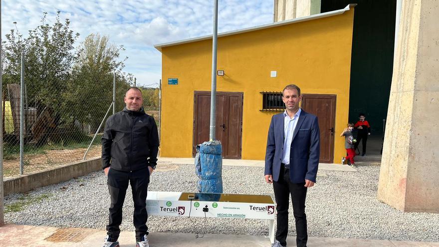 Teruel instala un banco solar con cargador para móviles y router wifi en San Blas