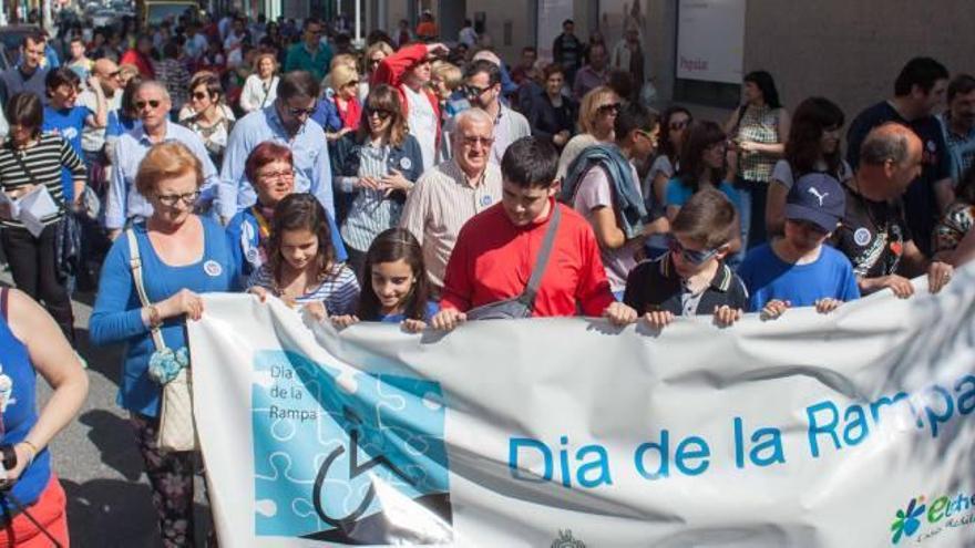 Dos instantes de la marcha por el Día de la Rampa que se llevó a cabo ayer.