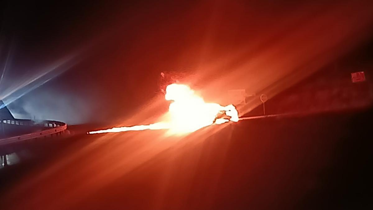 Imagen del momento del vehículo en llamas en Morella.