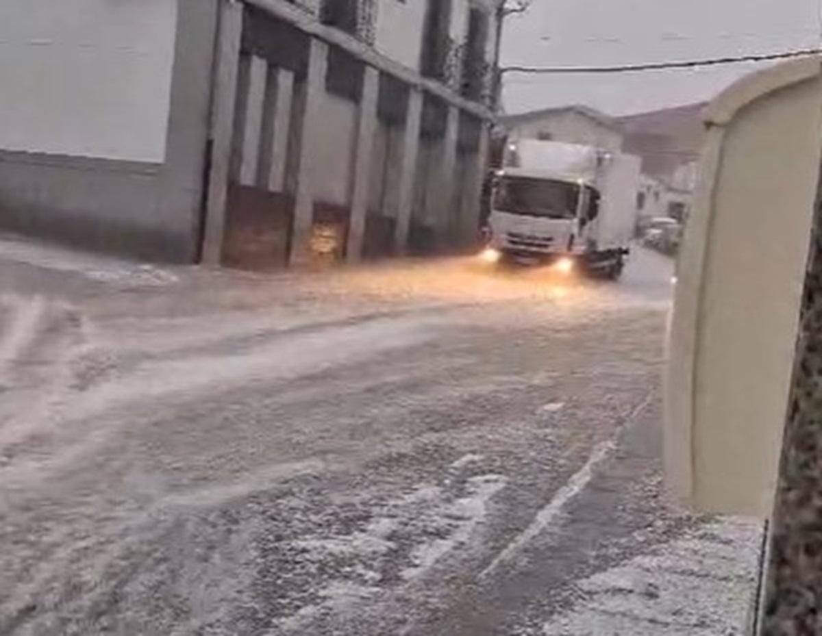 Una fuerte tormenta de granizo descarga sobre Pedroche dejando calles anegadas a su paso