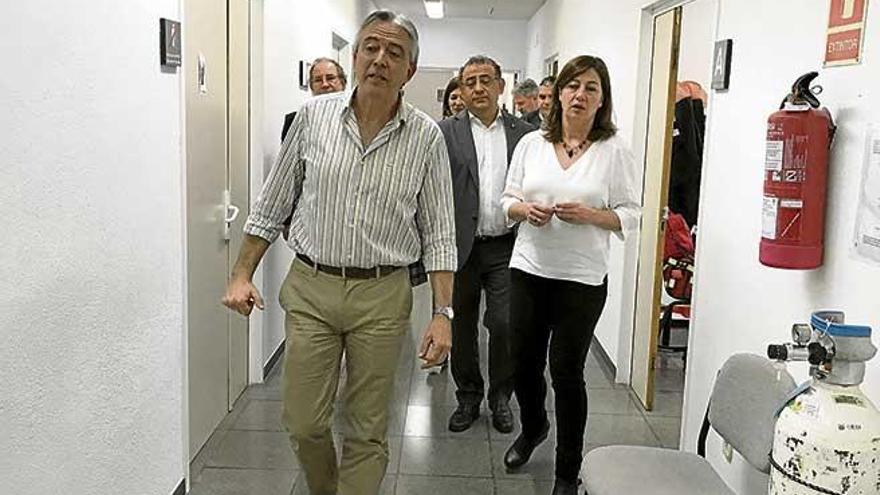 Armengol y Rodríguez Badal, durante la visita al centro de salud de Santa Ponça, ayer.