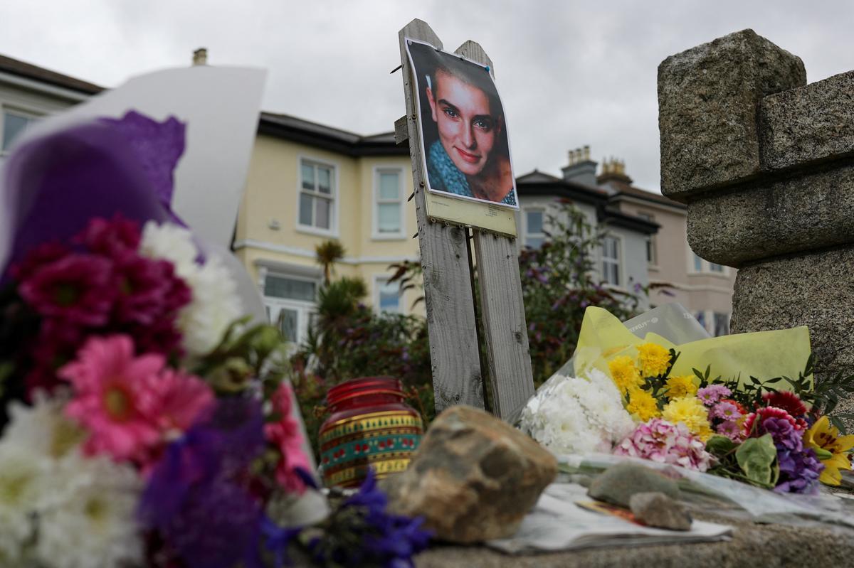 Homenaje floral y despedida de Sinéad Oconnor ante su casa en Bray, en la costa irlandesa
