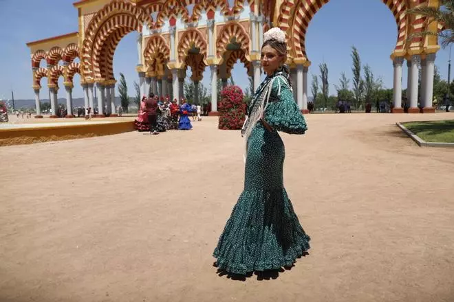 A la Feria con mucho arte: así lucen los trajes de flamenca este miércoles en El Arenal