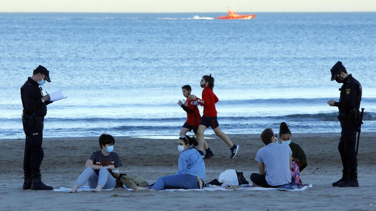 Buscan a un joven desaparecido en el agua de la playa de la Malva-rosa