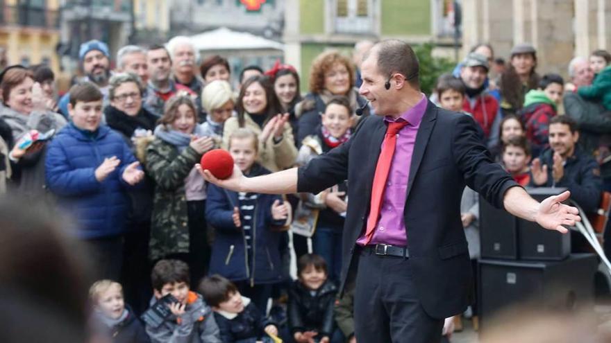 Sébastien Dethise, ayer, en la plaza de España.