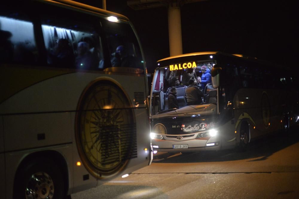 Los trabajadores de Alcoa de Asturias parten hacia Madrid a una manifestación contra el cierre de la fábrica