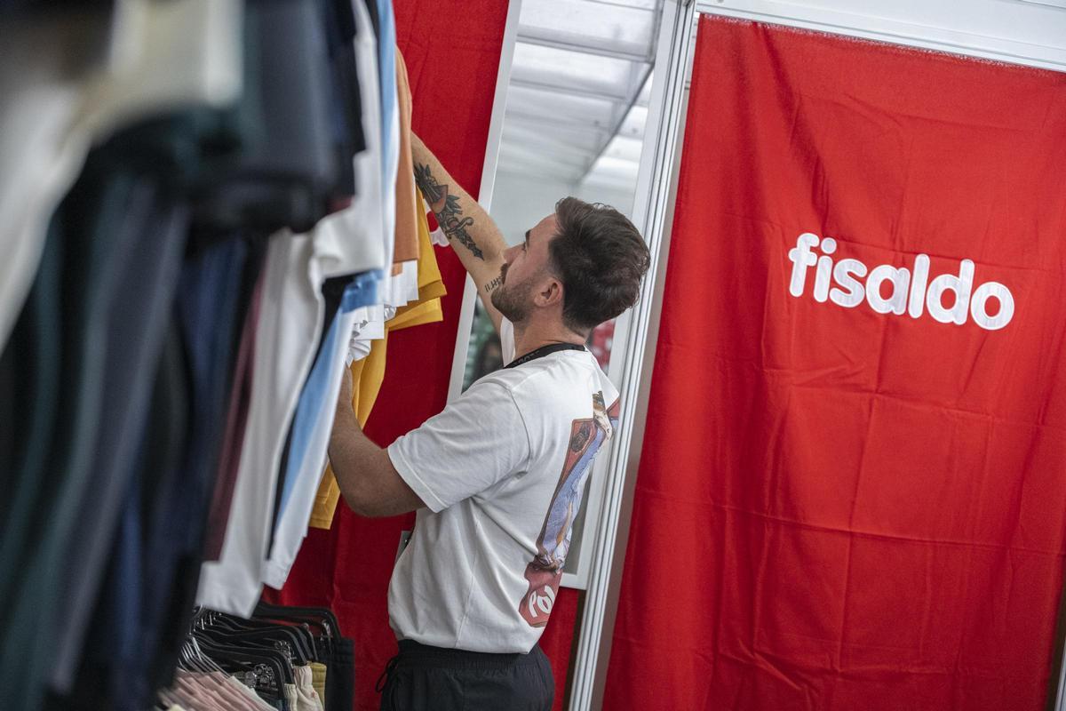 Un dependiente en uno de los puestos de Fisaldo.