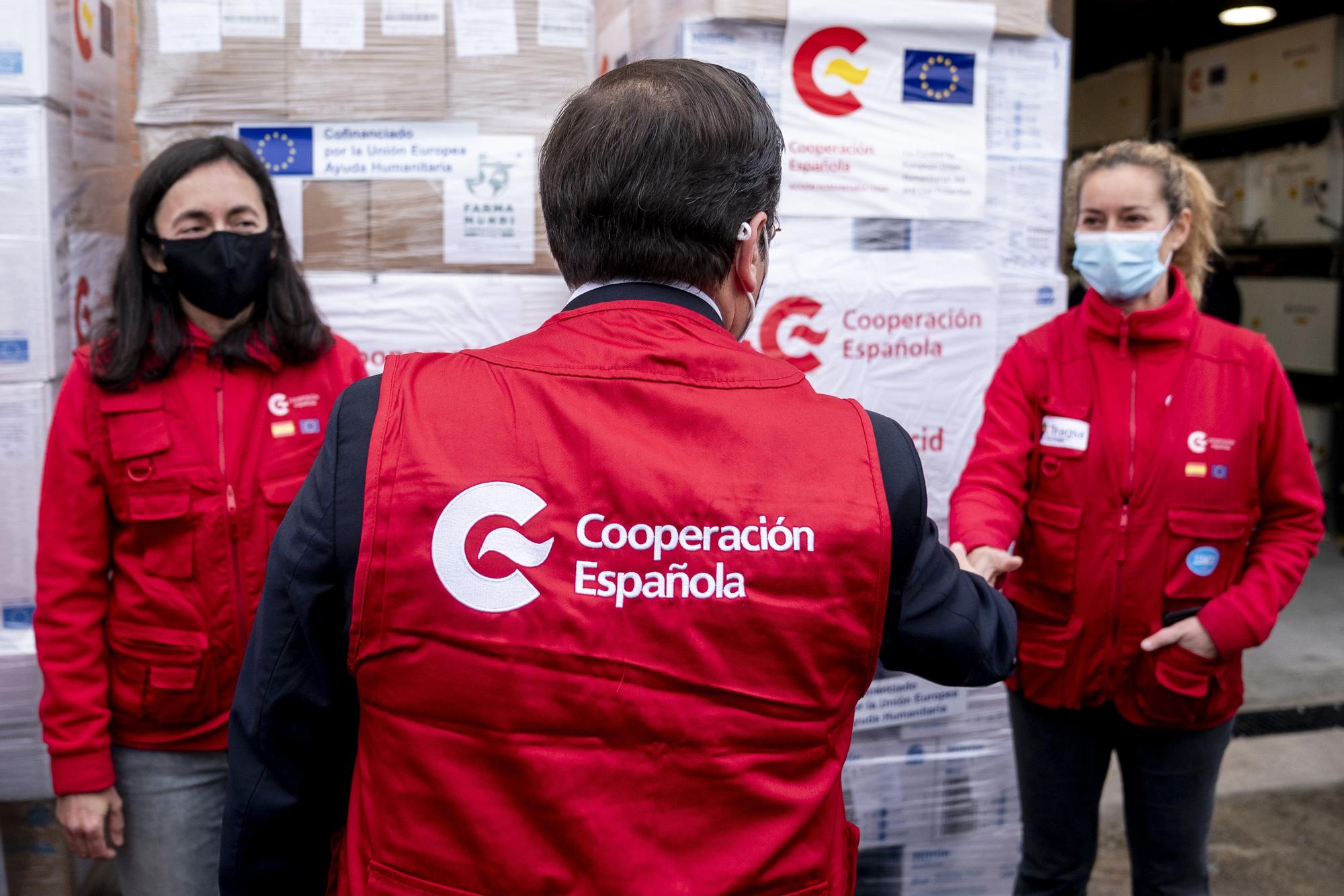 El ministro José Manuel Albares entrega cooperacion española