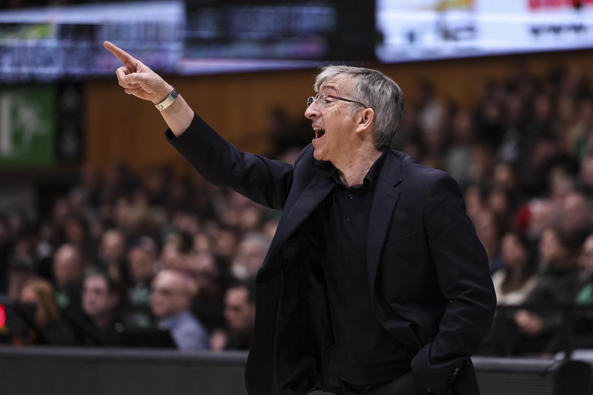 Moncho donant instruccions a l'equip durant el partit de Badalona