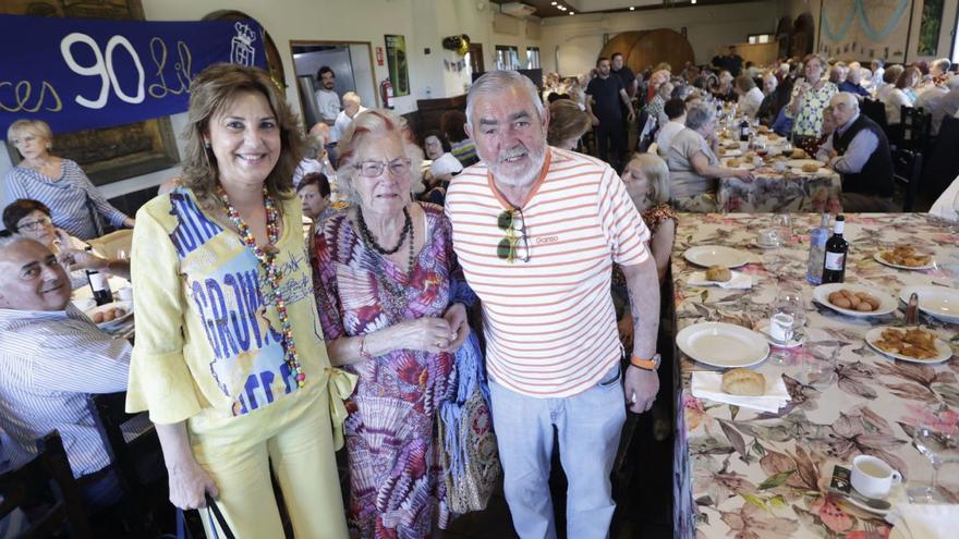 El cumpleaños más feliz de Líber la del estanco, la mujer que siguió en un Seiscientos al Oviedo por los campos de Tercera