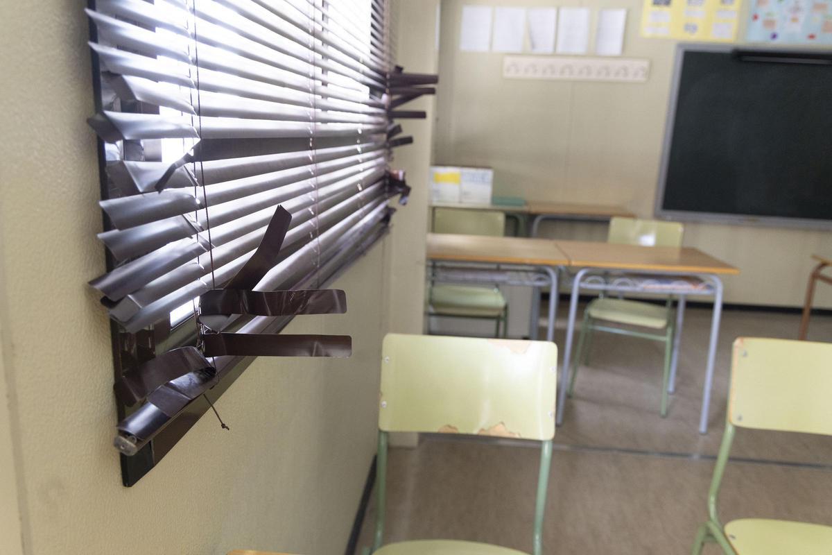 El estado de las persianas de una de las clases del IES San Blas