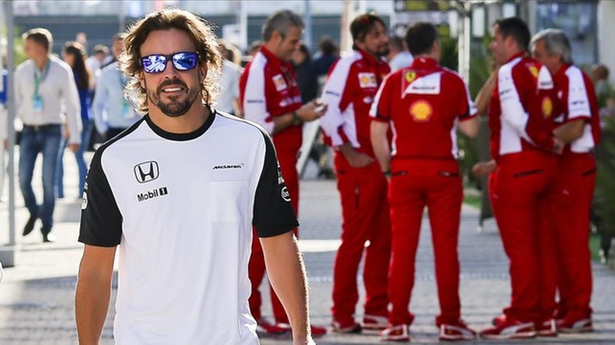 Fernando Alonso pasea por el paddock del circuito de Sochi.