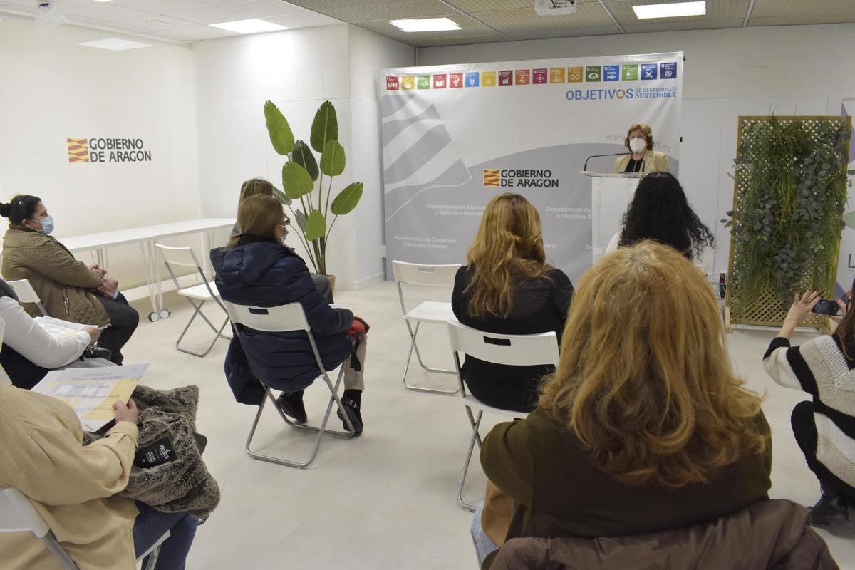 La consejera de ciudadanía se dirige a las personas, en su mayoría mujeres, que han conseguido su diploma acreditativo, que les permite trabajar en residencias y ayuda a domicilio.