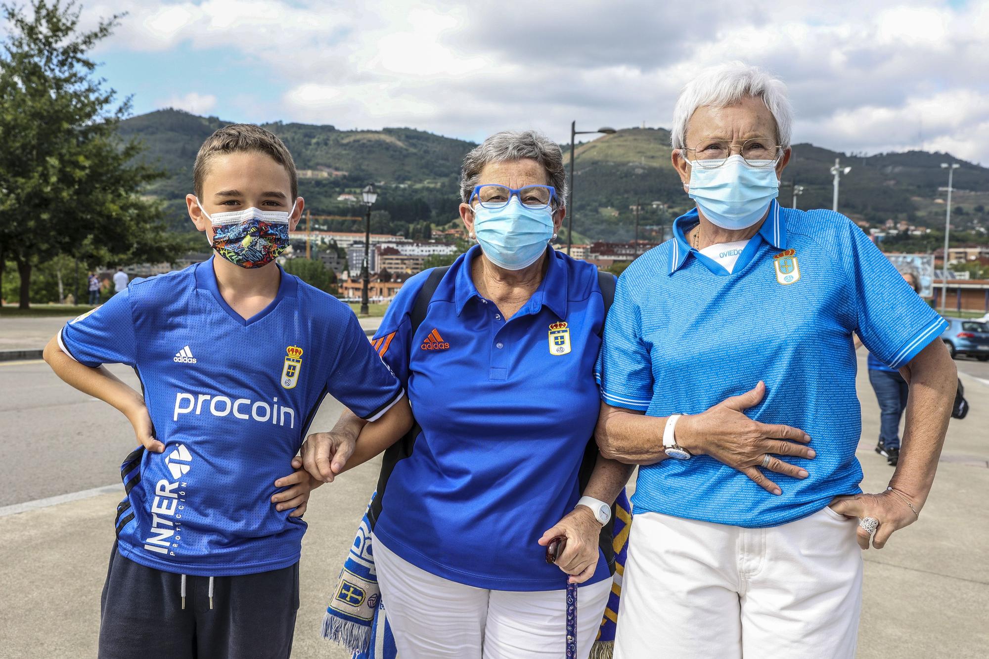 En imágenes: los aficionados del Real Oviedo vuelven al campo