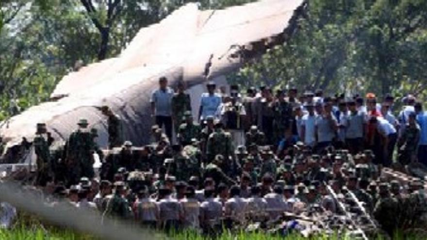 Ya son 93 los muertos tras el accidente de avión militar en el este de Indonesia