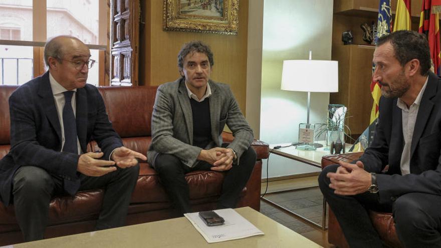 El alcalde de Elche con el presidente de Hosbec y el secretario autonómico de Turismo