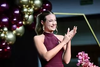 Berta Peiró recibe la felicitación por su año de fallera mayor y la vuelta a casa