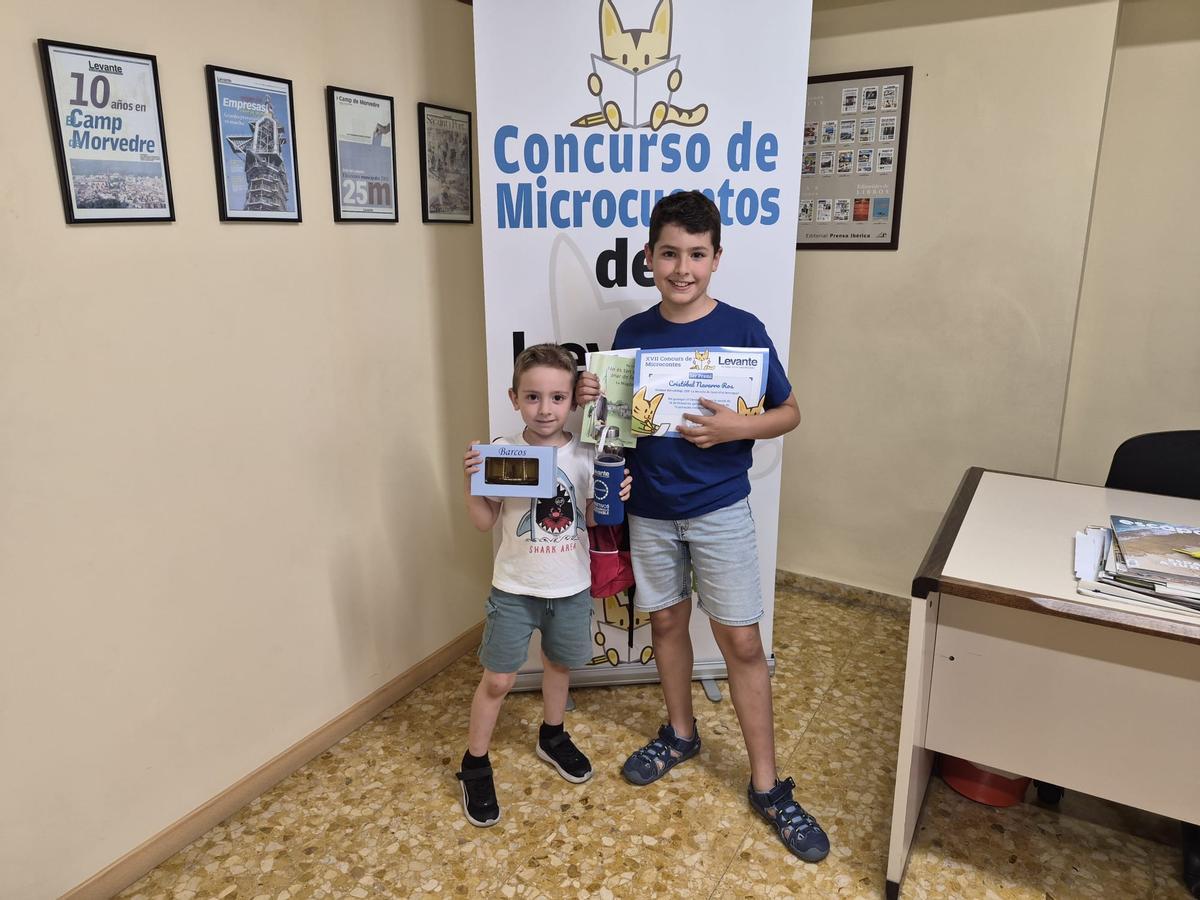 Concurso de Microcuentos: Los premiados recogen sus diplomas y regalos