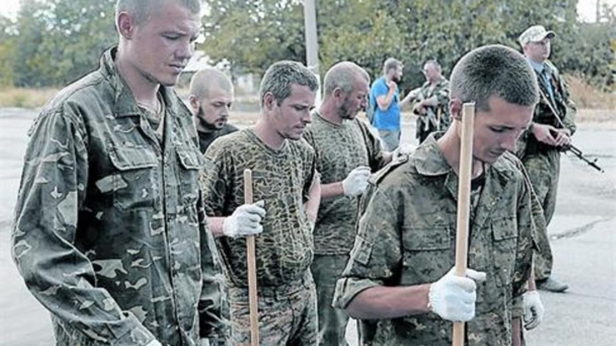 Soldados ucranianos capturados por los rebeldes prorrusos, ayer.