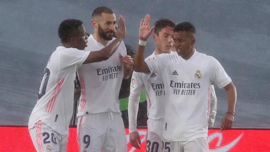 Los jugadores del Madrid celebran el gol de Benzema.