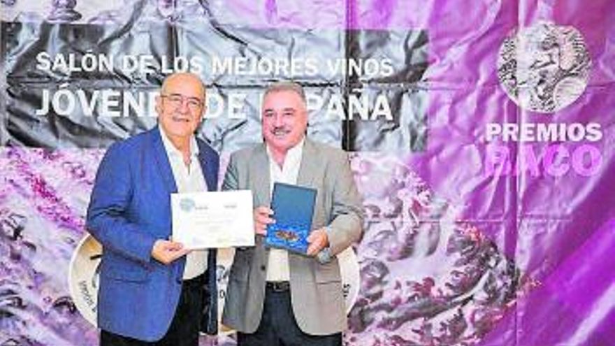 Guillermo Martínez recoge el Baco de Oro en Madrid. | // FDV