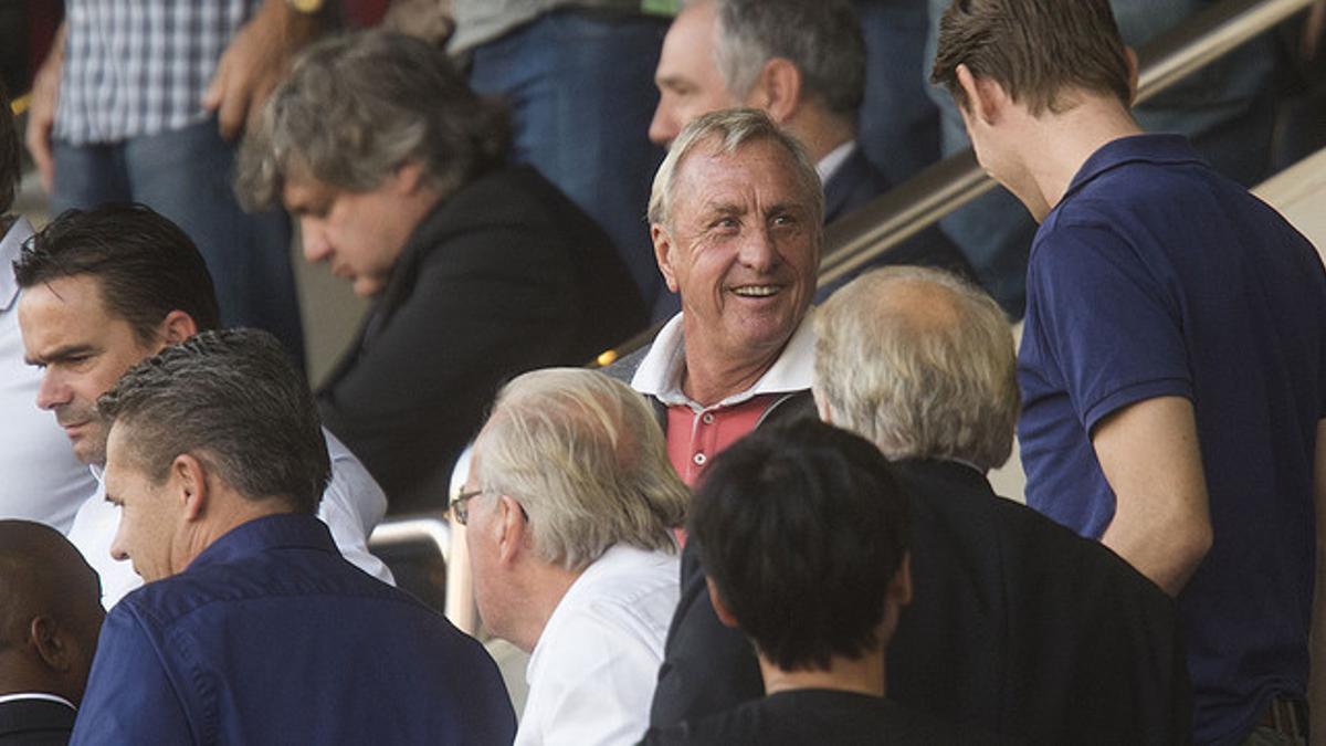 Johan Cruyff, en el palco del Miniestadi, siguiendo el partido de Champions juvenil entre el Barcelona y el Ajax