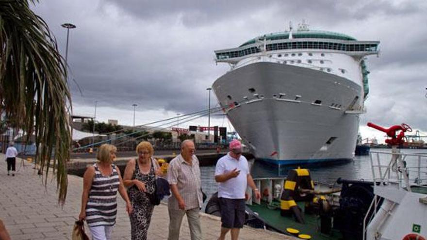 Varios pasajeros del crucero Independence of the Seas llegan al Puerto de Las Palmas. i SANTI BLANCO