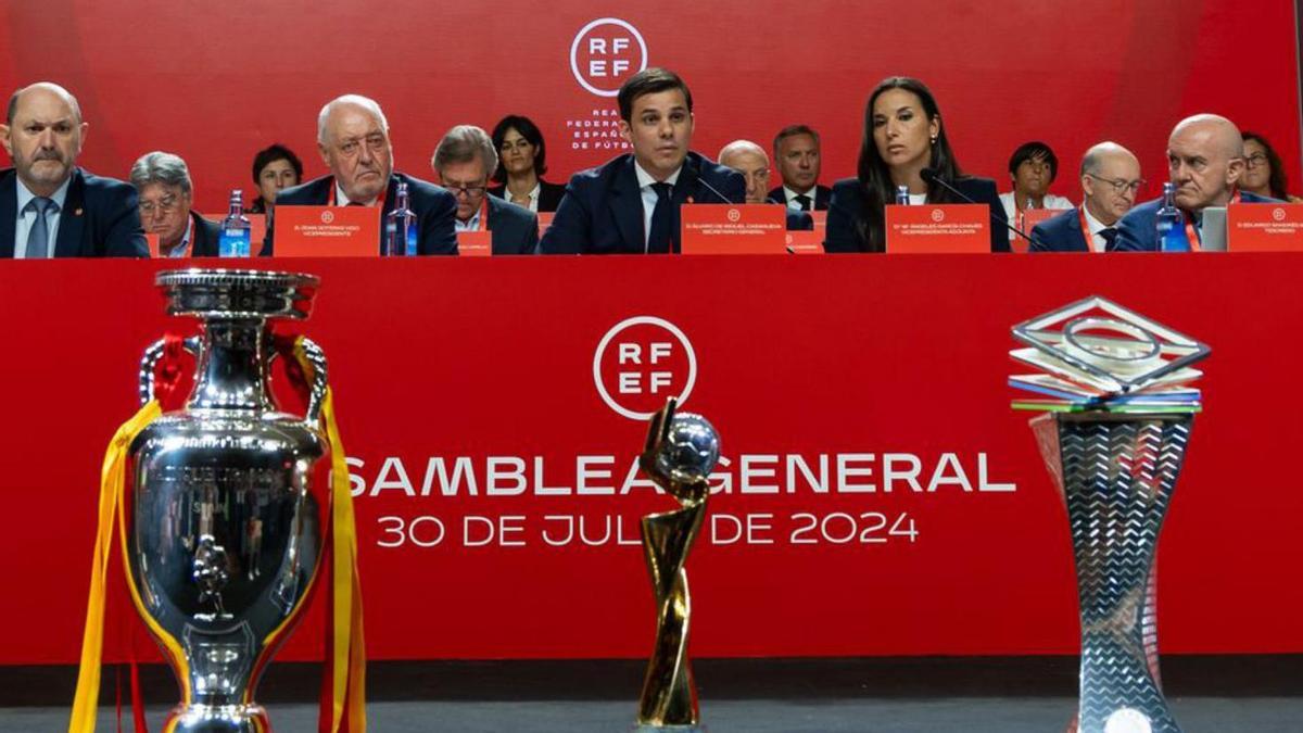 L’assemblea de la RFEF, ahir, amb trofeus de la selecció. | PEDRO GONZÁLEZ / EFE