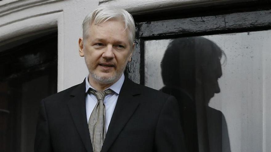 La justicia británica mantiene la orden de detención contra Assange