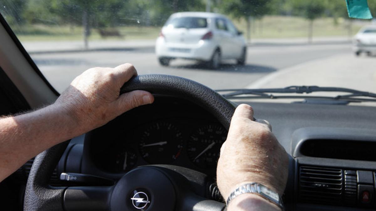 Una conductora al volante.