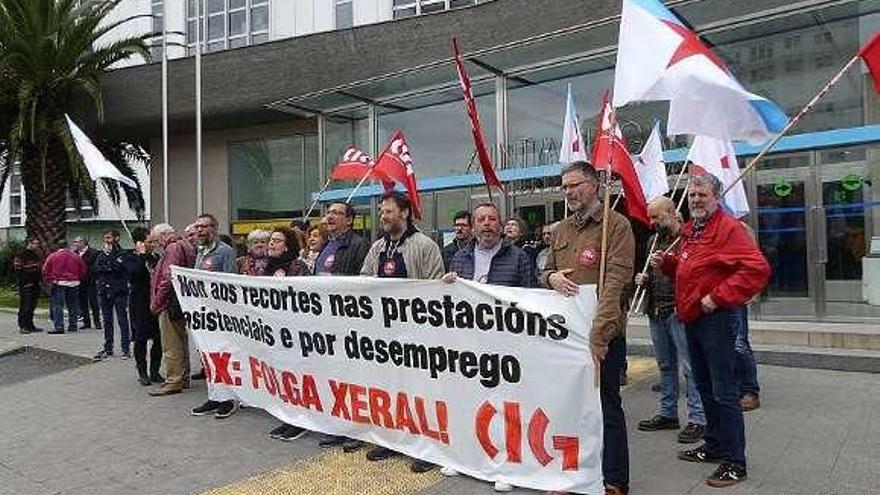 Concentración da CIG, onte, diante do edificio da Xunta na Coruña.