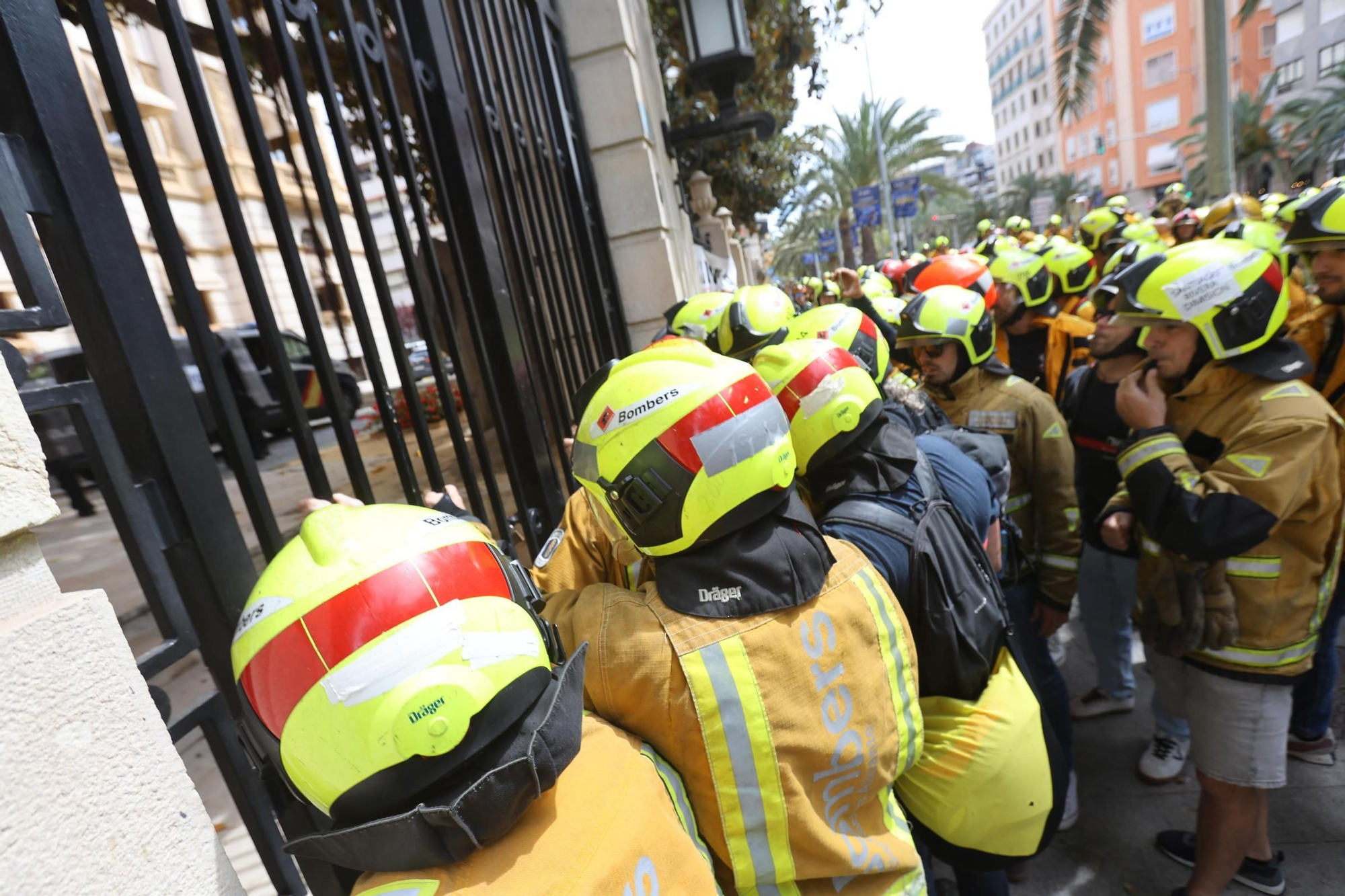 Protesta de los bomberos frente a la Diputación de Alicante