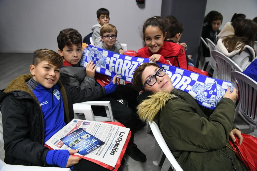 Los estudiantes han realizado un recorrido por los rincones del estadio de Riazor - Han conocido a los jugadores Martí Vilà, del Fabril, y Silvia y Cris, del Dépor Abanca