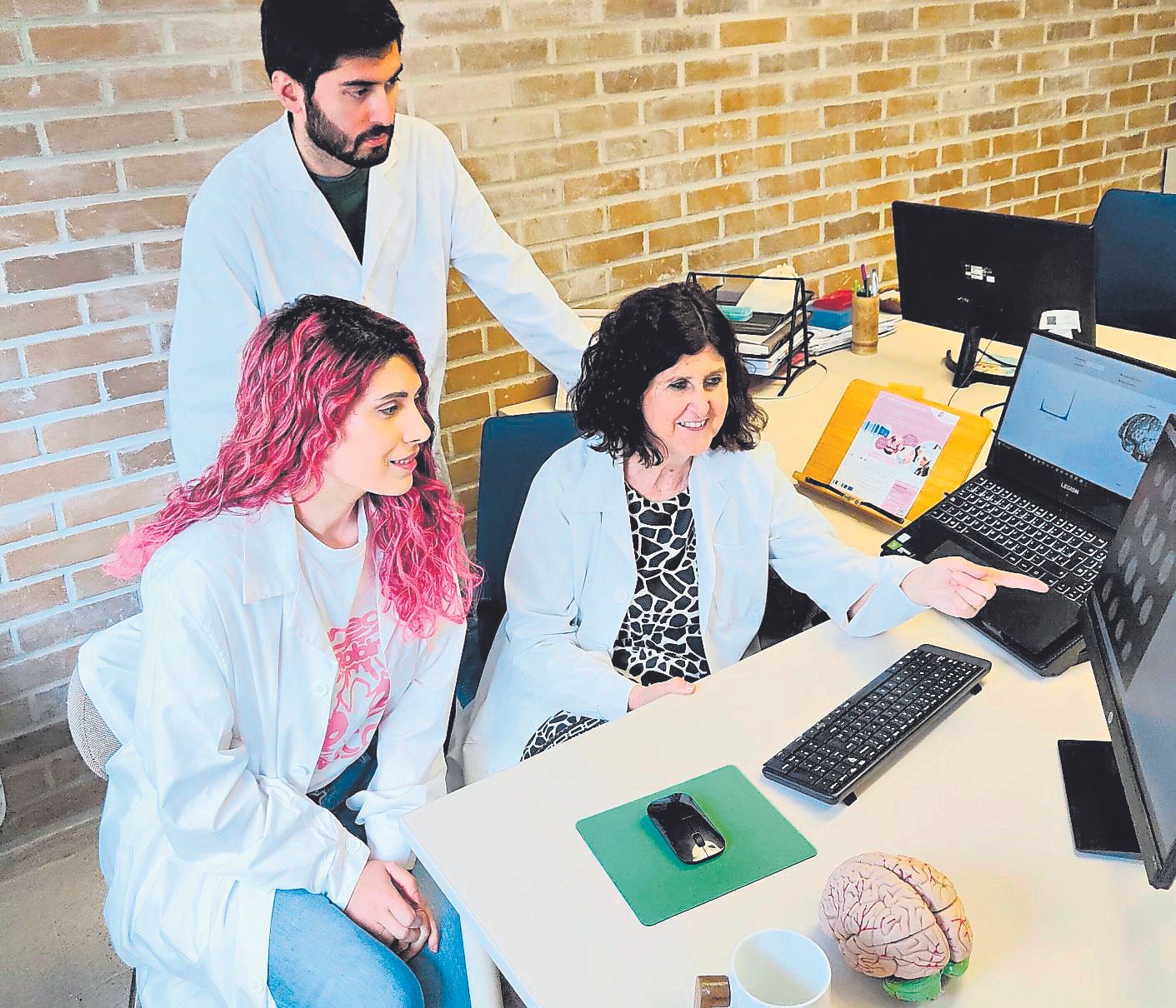 La catedrática Maite Carrillo junto a dos miembros del equipo de Cerebro y dolor de la USC.