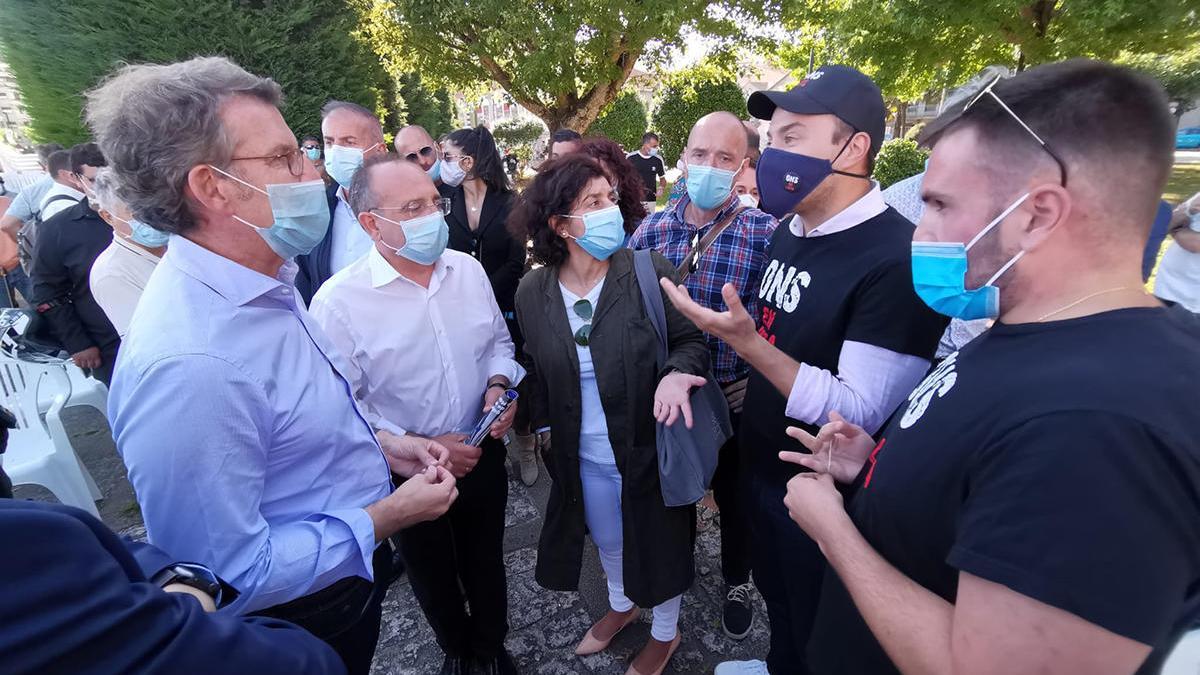 Feijóo en la Capela do Hospital, en Cangas, con los vecinos de Ons al fondo.// Santos Álvarez