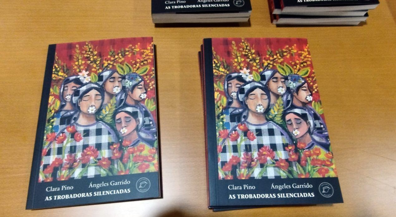 El acto de presentación de «As trobadoras silenciadas», segundo poemario de la viguesa Clara Pino, con ilustraciones de la valguesa Ángeles Garrido.