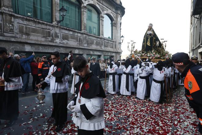 La procesión del Viernes Santo en Gijón, en imágenes.
