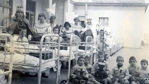 Los pacientes del antiguo Hospital Sant Joan de Déu Barcelona, ubicada en Les Corts, reciben regalos de parte de los Reyes Magos.