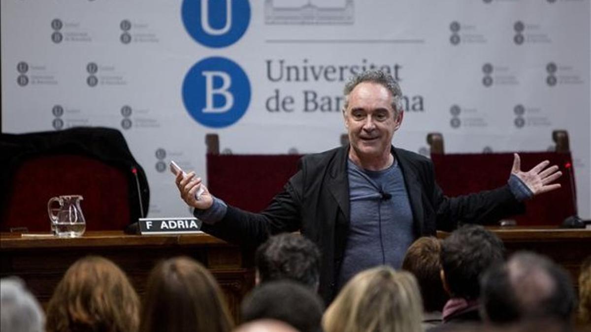 Ferran Adrià, durante la presentación de la Bullipedia en el Aula Magna de la Universitat de Barcelona.