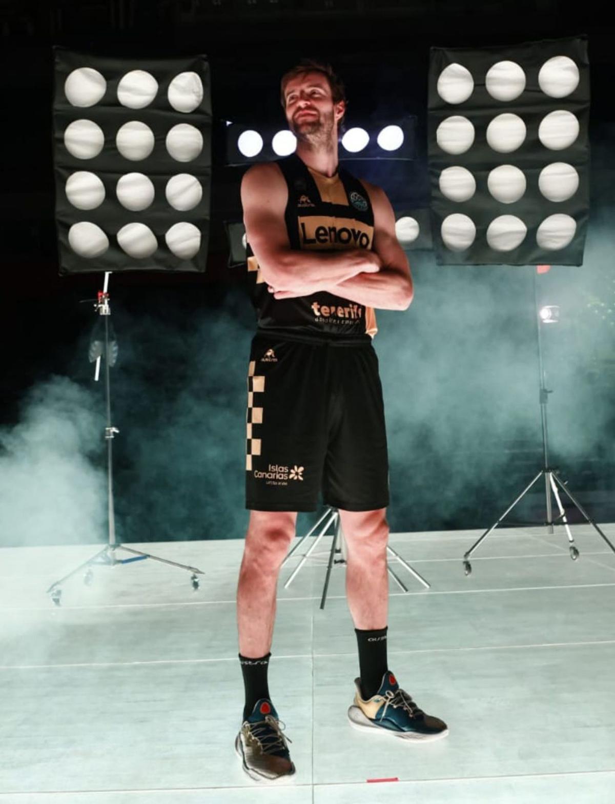 Pese a tratarse de un día largo, los integrantes de la expedición canarista mostraron ayer el mejor de los rostros durante el viaje a Belgrado. El sentirse respaldados por parte de su afición (casi 150 desplazados) y la relevancia de lo que está en juego ayudaron, y mucho, a llegar a Serbia con el ánimo por todo lo alto.