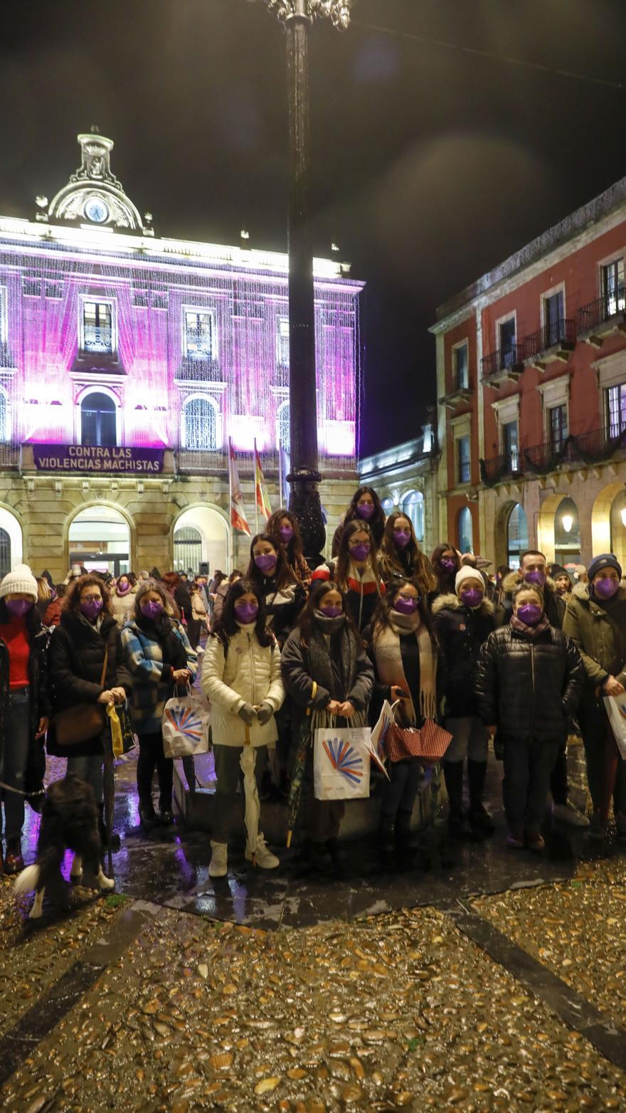 Centenares de personas asisten al acto institucional por el 25-N, en la Plaza Mayor de Gijón