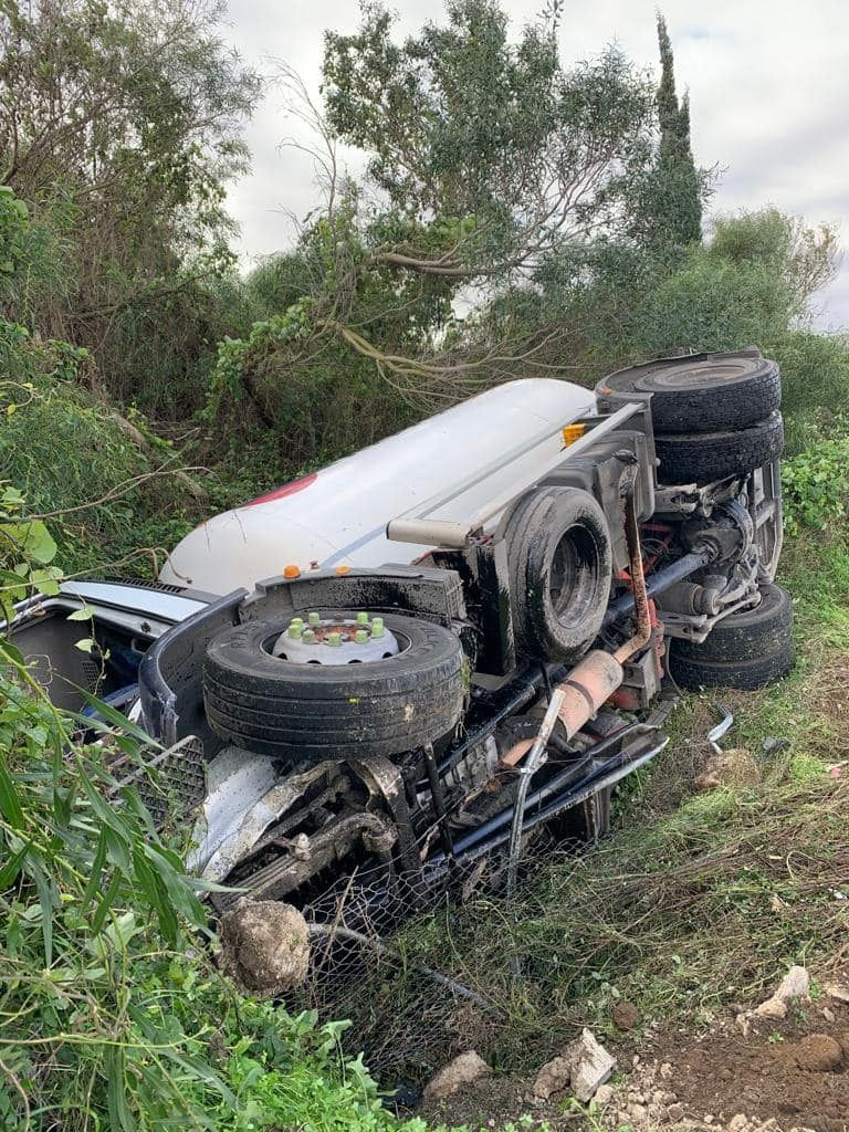 Alarma en Alcúdia al volcar un camión cargado de gas propano