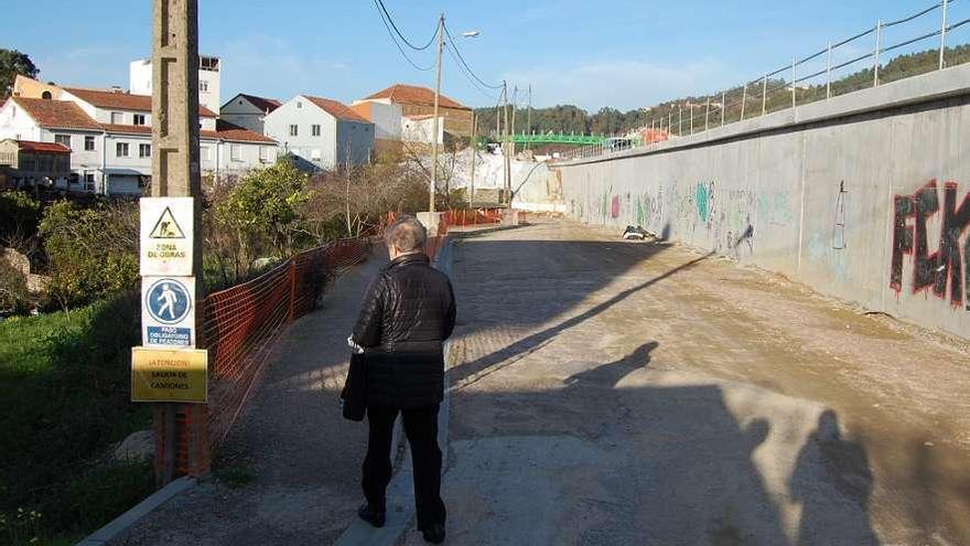 La calle Pasán de Chapela, situada junto a la autopista, lleva más de un año y medio sin asfaltar. // FdV