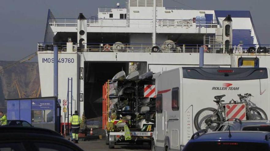 Vehículos embarcando en Gijón.