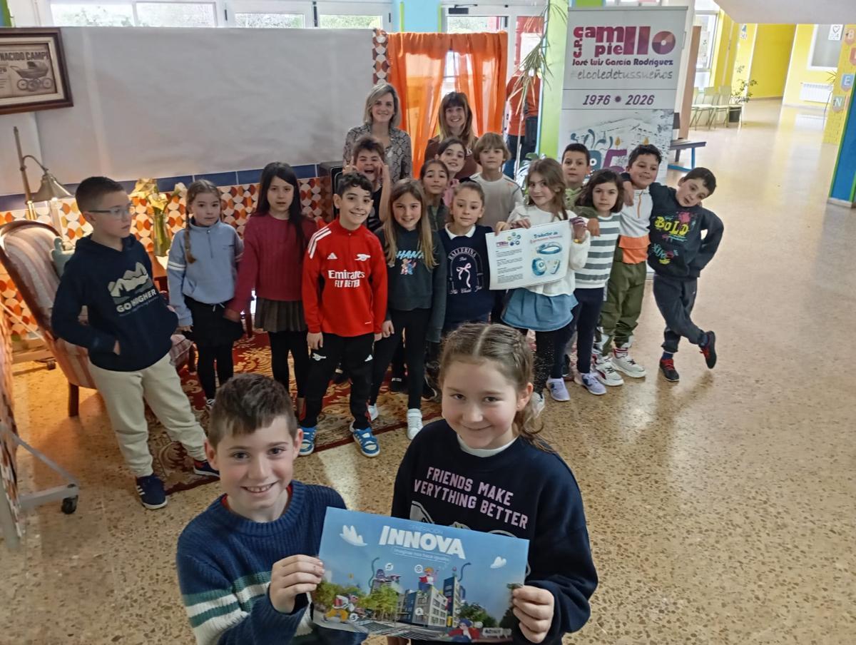 Adrián García y Elia de Sousa, en primer término, posan con sus compañeros de 3ºA y sus maestras en el colegio Campiello de Piedras Blancas.