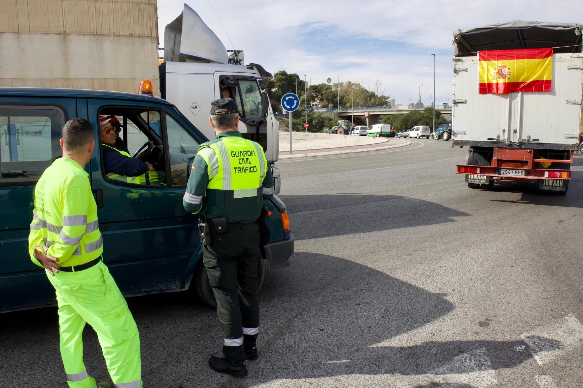 Las imágenes de la protesta de agricultores que ha colapsado el tráfico en Murcia