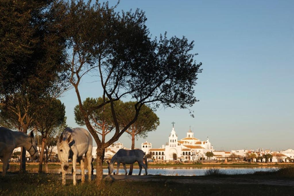 La popular ermita del Rocío, templo situado en la aldea de El Rocío, Almonte (Huelva)